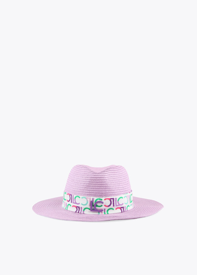 Sombrero lila con cinta monograma.