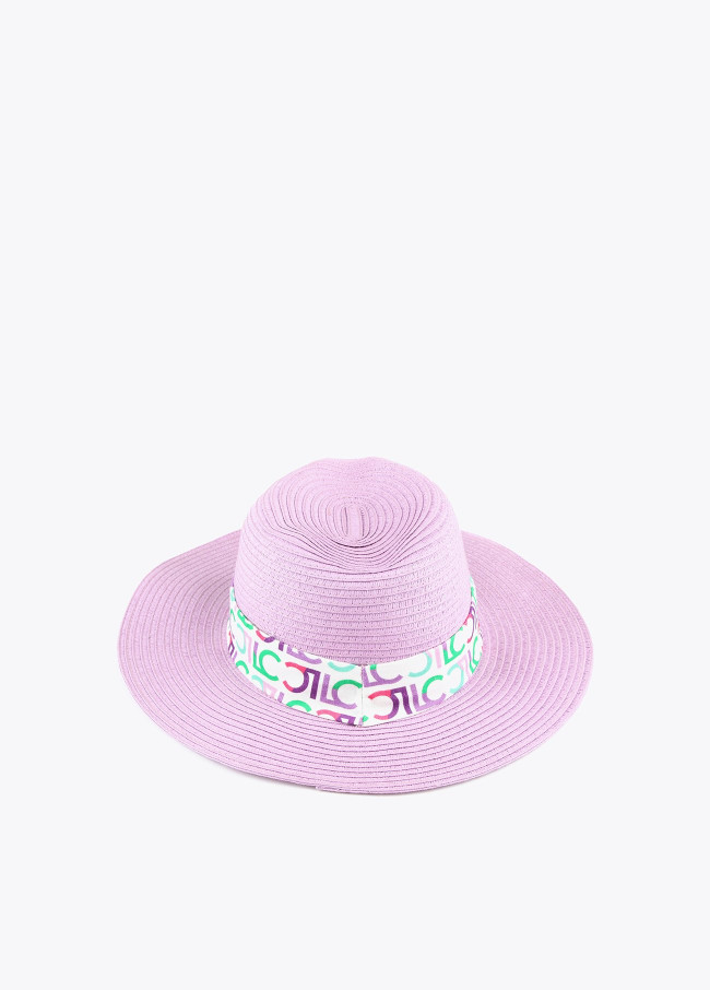 Sombrero lila con cinta monograma.