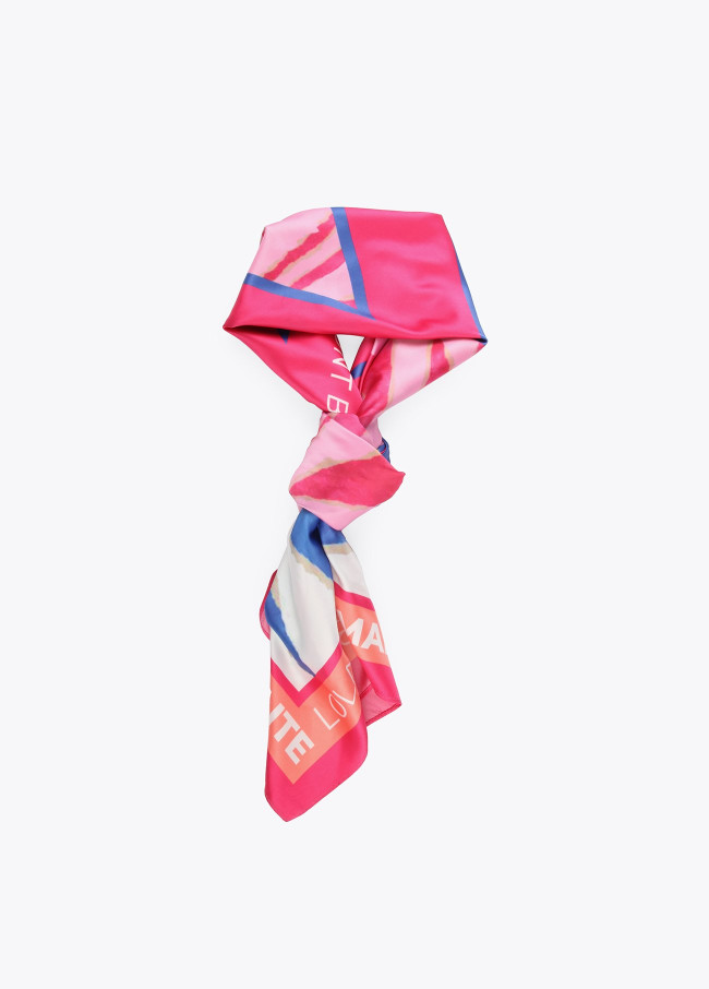 Scarf with M-print and multicoloured wav