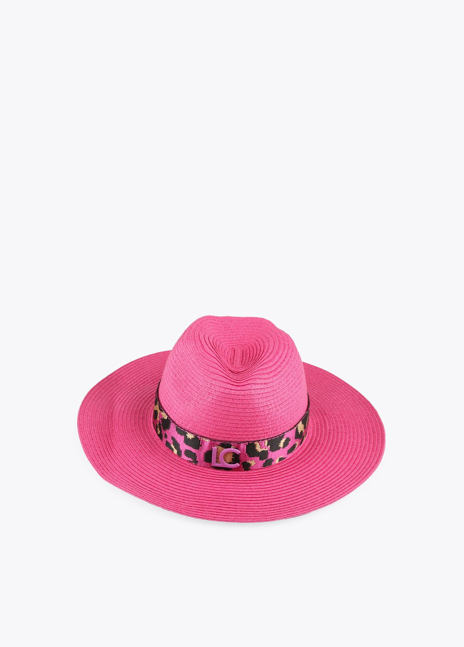 Sombrero fucsia con cinta leopardo.