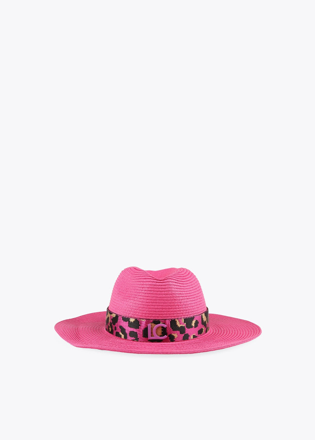 Sombrero fucsia con cinta leopardo.