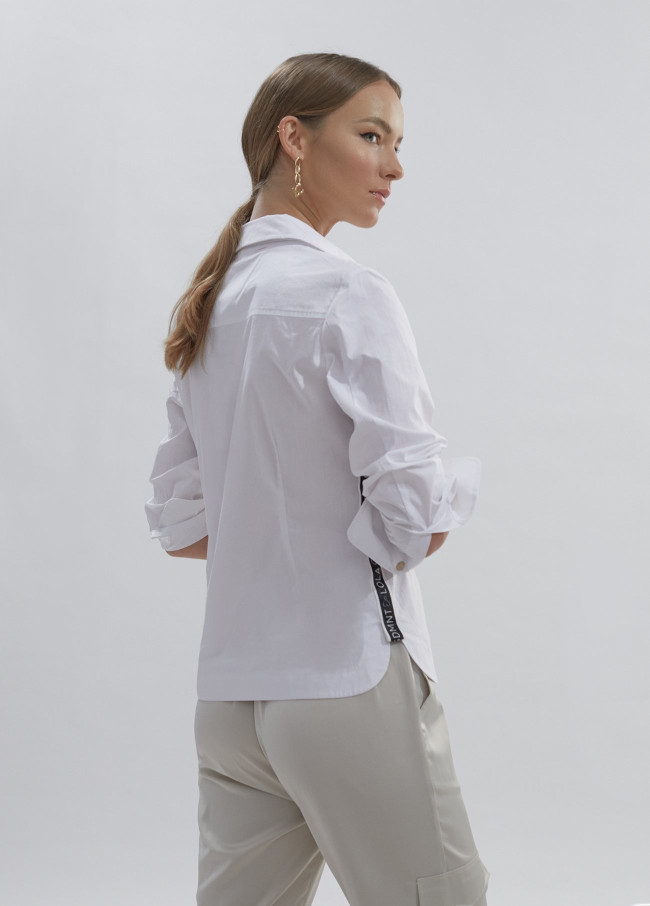Camisa logotipada com pormenor de faixa