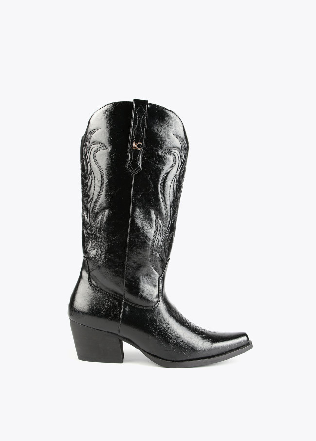 Cowboy boots with topstitching