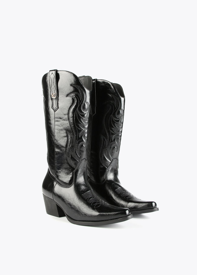 Cowboy boots with topstitching 2
