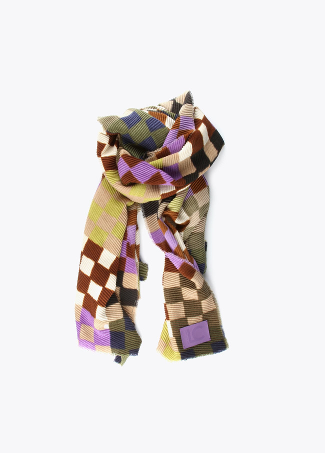 Pleated effect scarf
