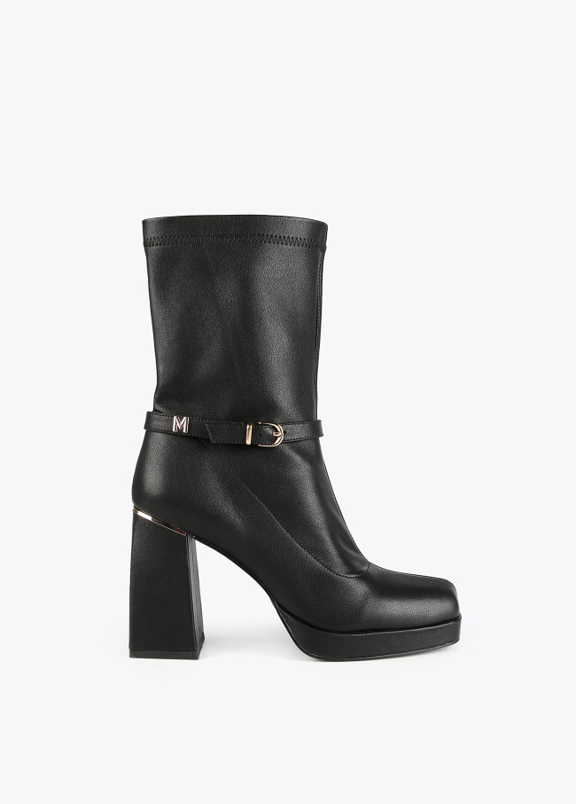 Ankle boots with buckle