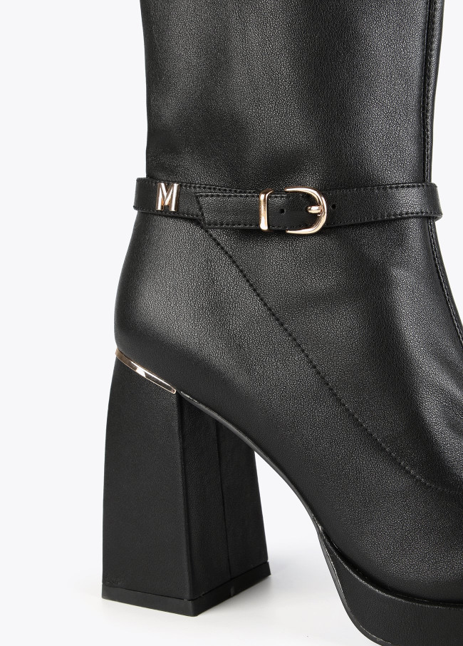 Stiefeletten mit Schnalle