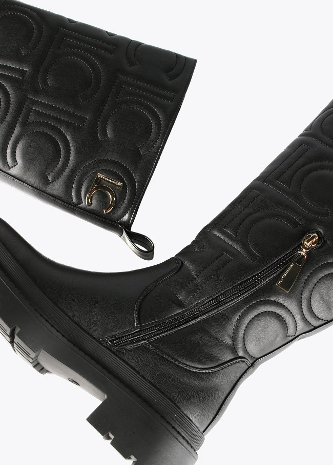 Bota alta com logotipo