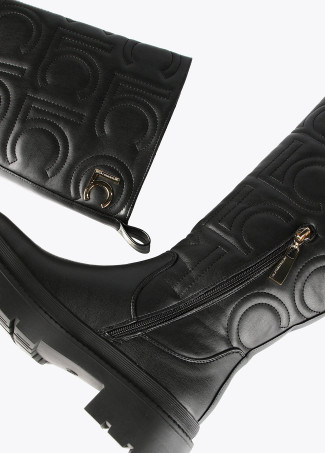 Hohe Stiefel mit Logo