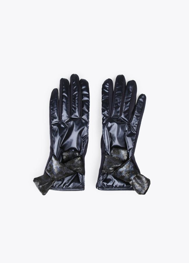 Metallisierte Handschuhe mit Knoten und