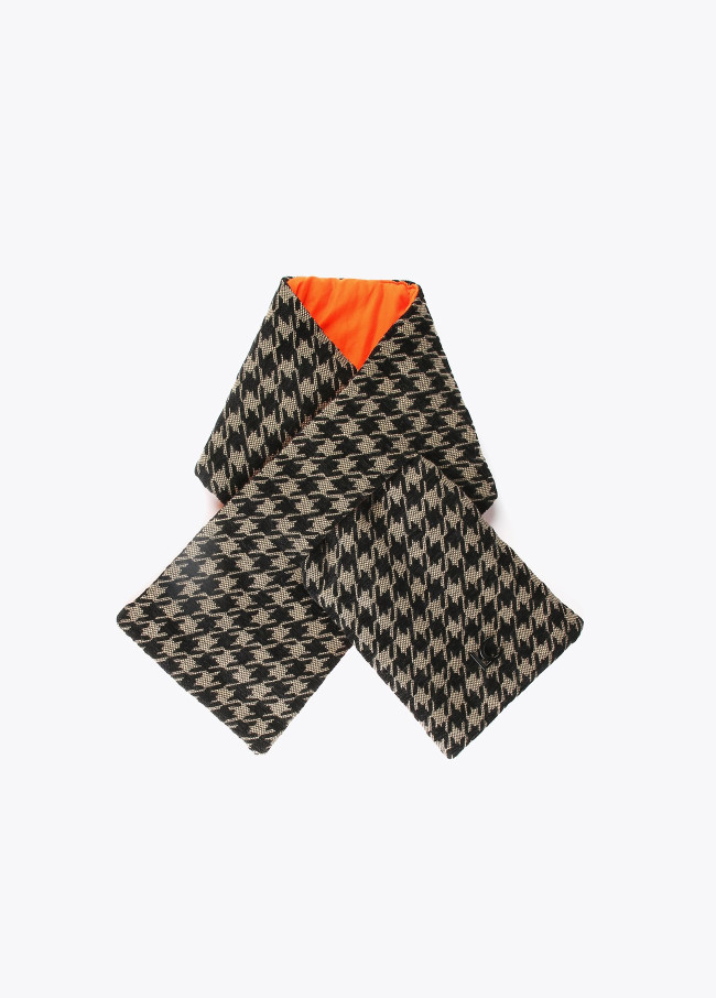 Reversible colour houndstooth snood