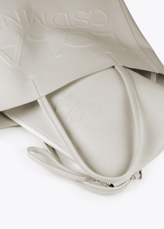 Bolso shopper con logo en relieve.