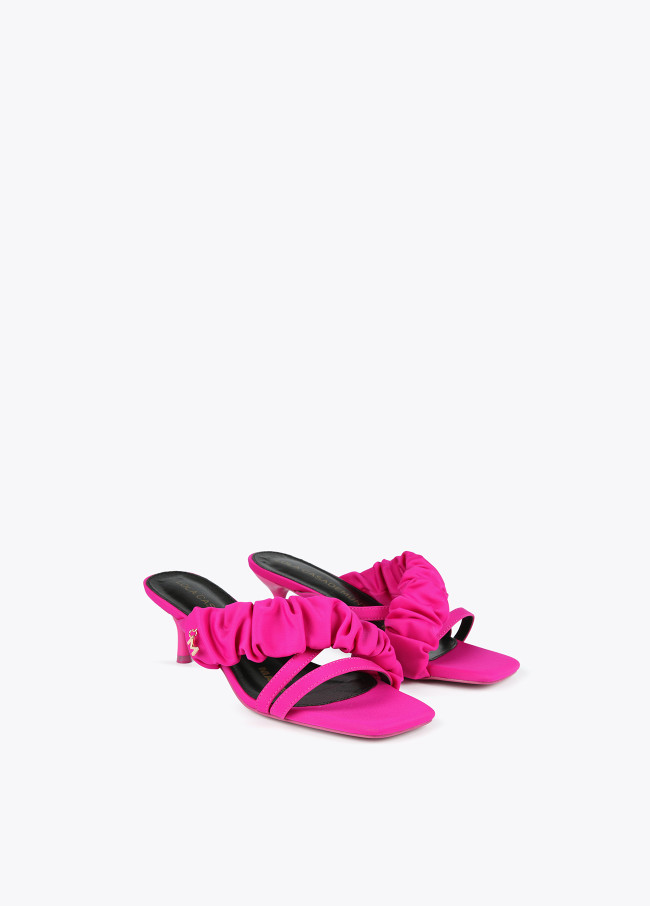 Sandalen mit Absatz und Raffung