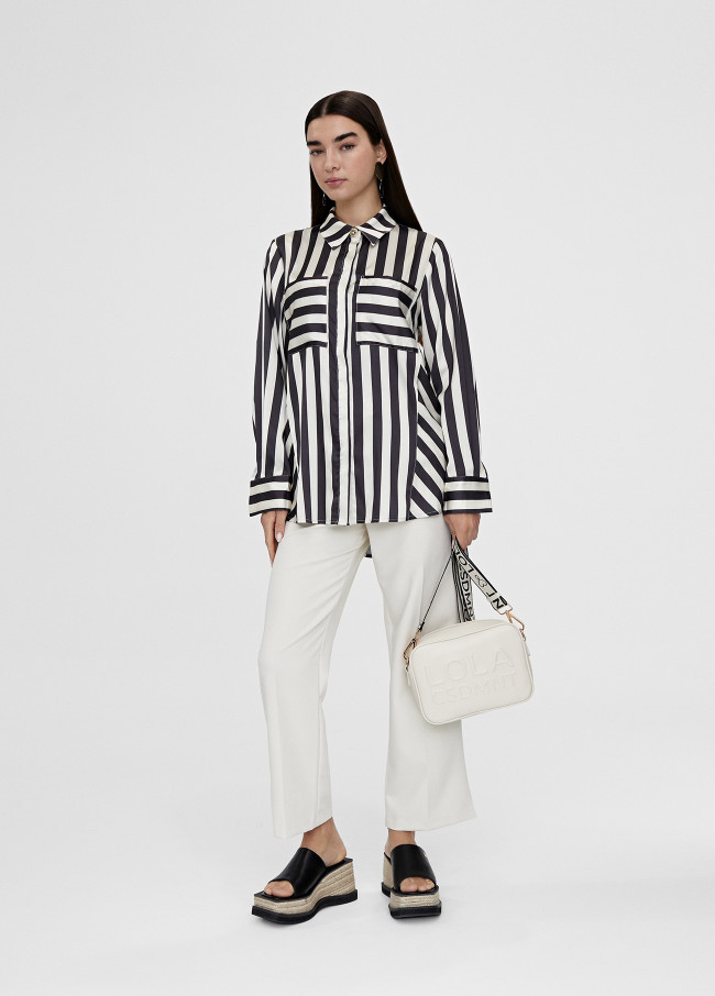 Gestreiftes fließendes Hemd