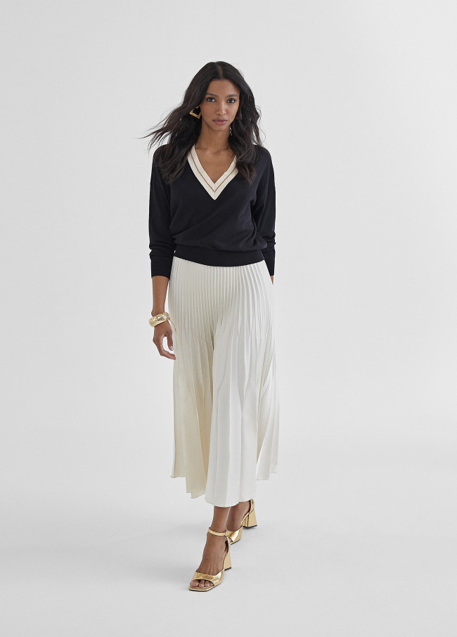 Contrast V-neckline sweater
