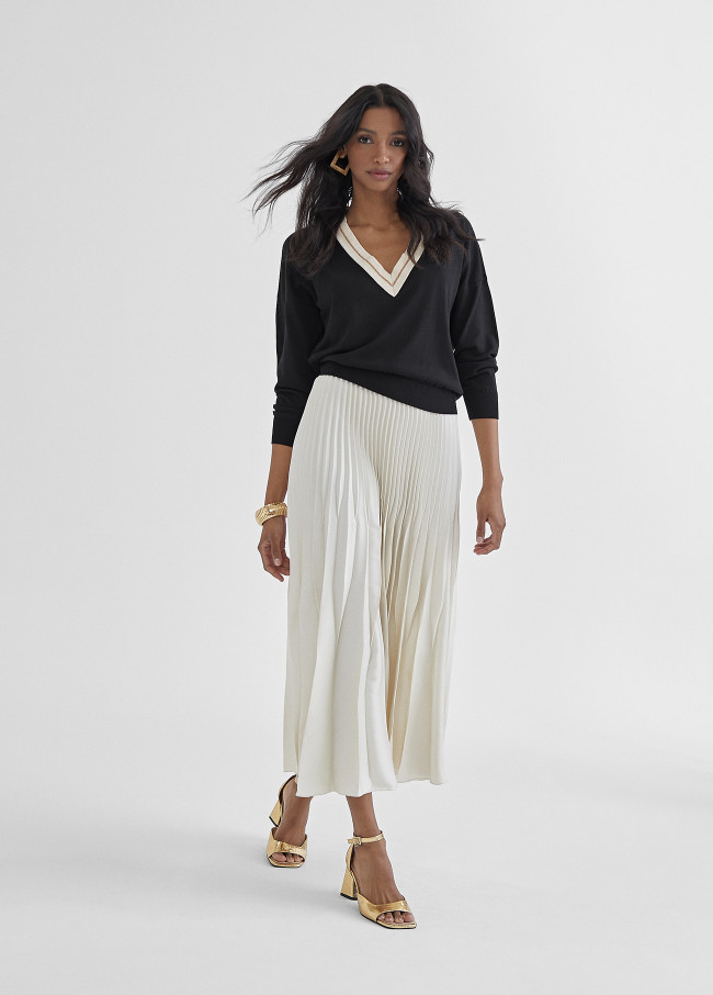 Camisola em bico a contrastar