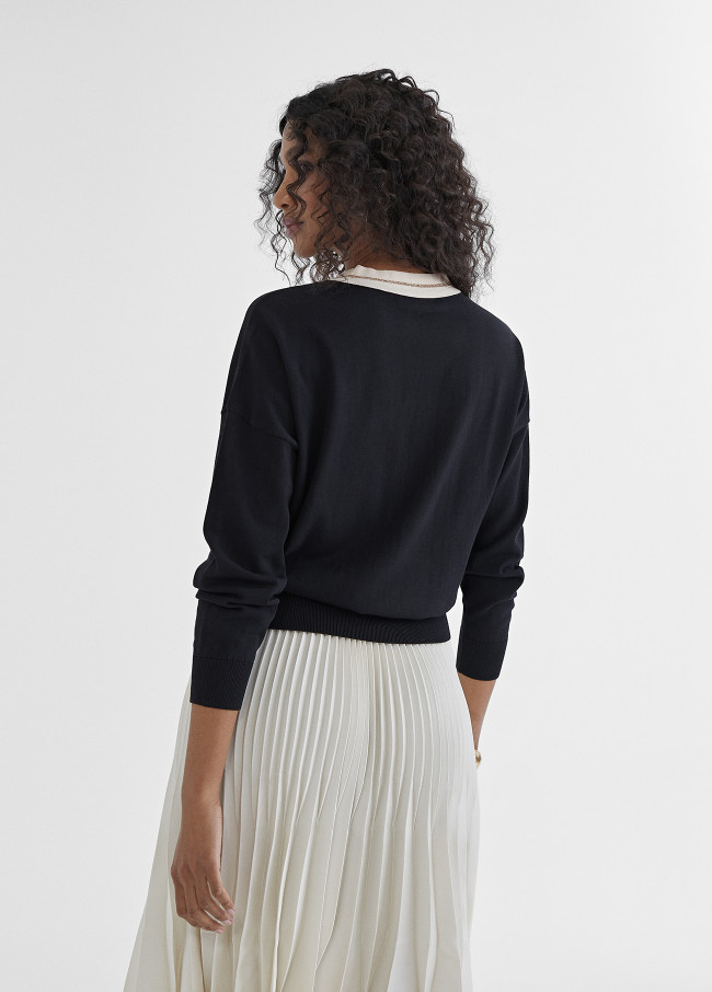 Pullover mit farblich abgesetztem V-Auss