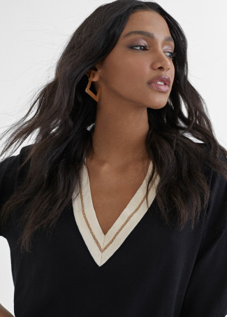 Contrast V-neckline sweater