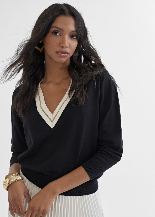 Contrast V-neckline sweater