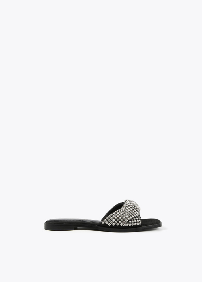 Flat sandals with rhinestones