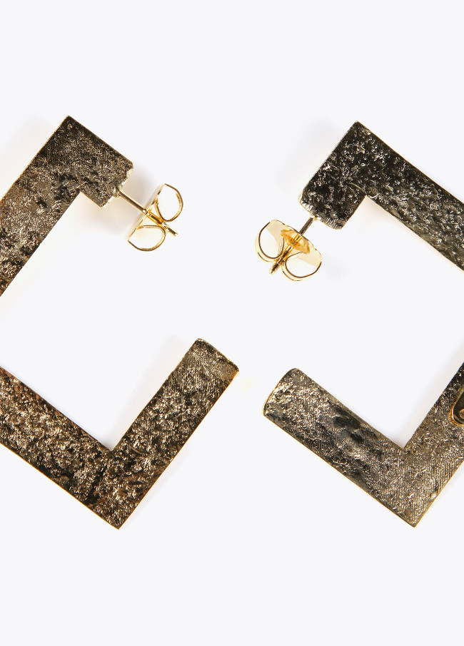 Pendientes dorados de aros cuadrados