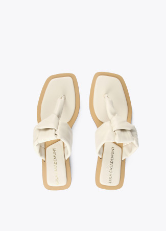 Flache Zehenstegsandalen