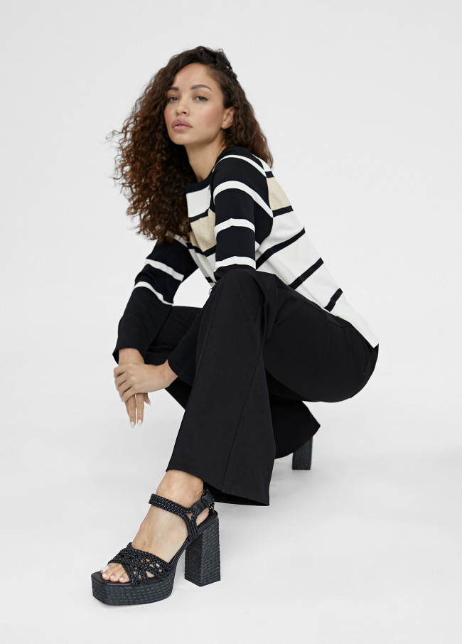 Sandália de plataforma e efeito crochet