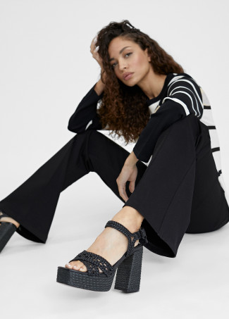 Sandália de plataforma e efeito crochet