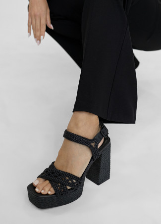 Sandalia plataforma y efecto crochet