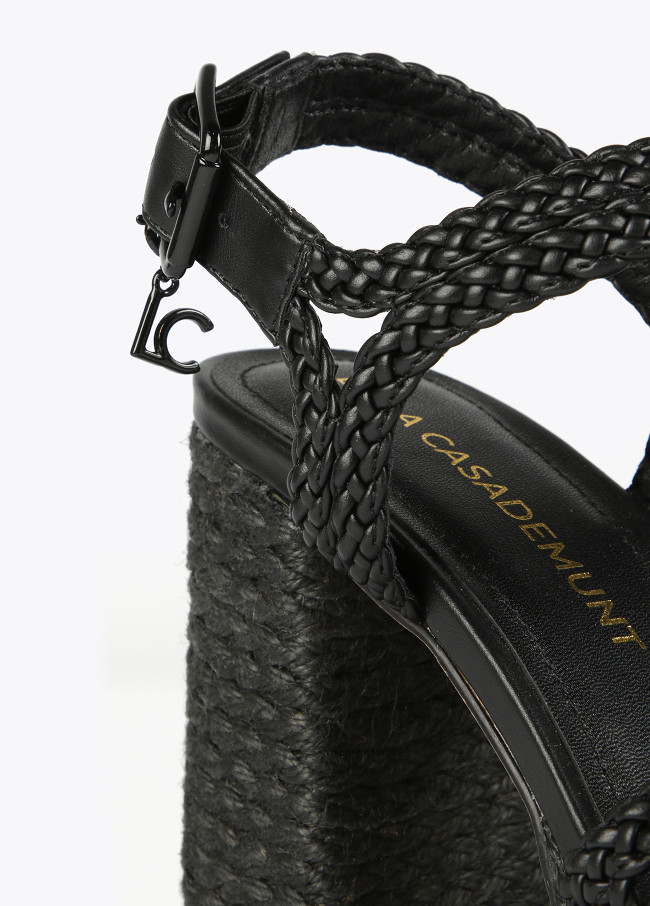 Sandalia plataforma y efecto crochet