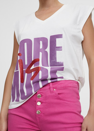 T-shirt com posicionamento de more is mo
