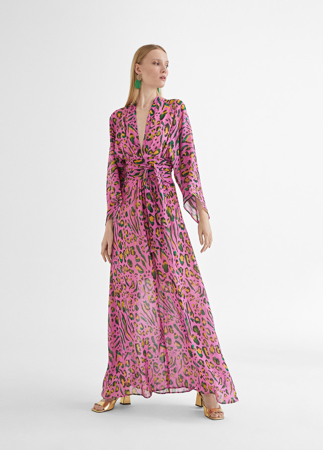 Vestido curto com mangas japonesas