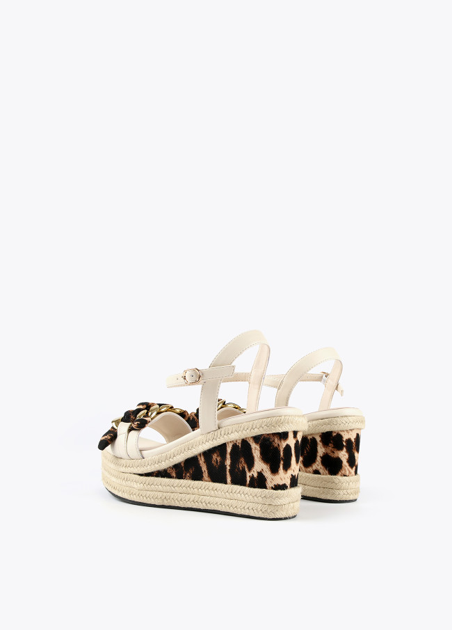 Keilabsatzsandalen mit Animal Print