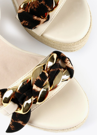 Sandalia cuña con estampado animal