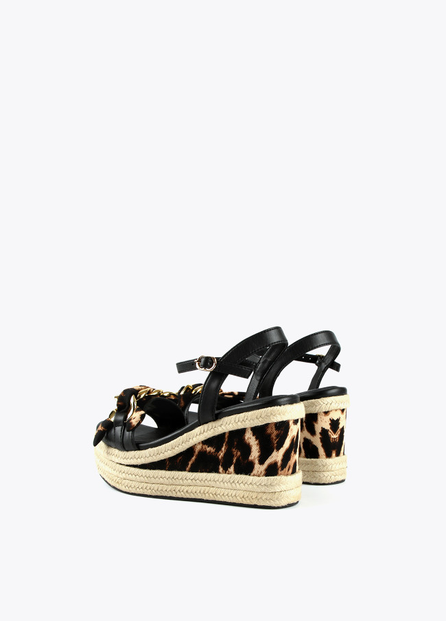 Sandalia cuña con estampado animal
