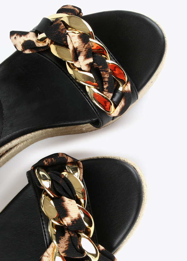 Keilabsatzsandalen mit Animal Print