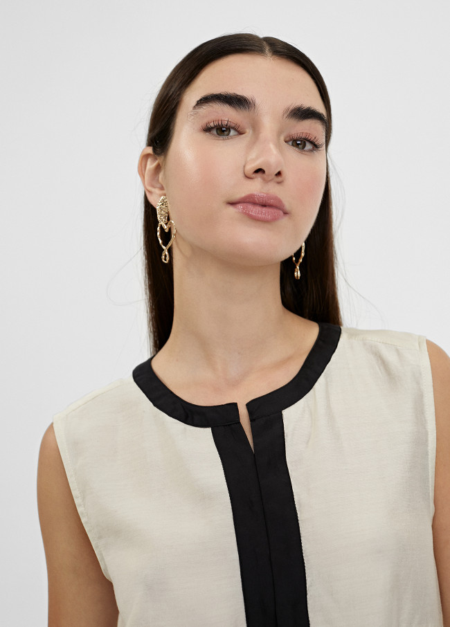 Top bicolor com aberturas