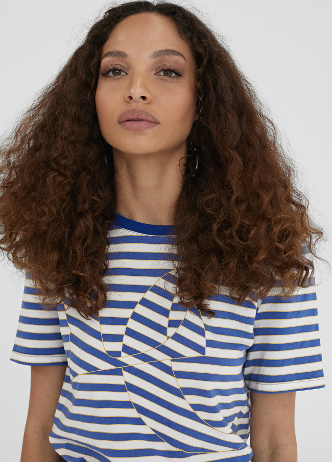 T-shirt às riscas com posicionamento de