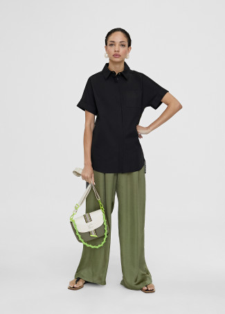 Camisa com estampado atrás