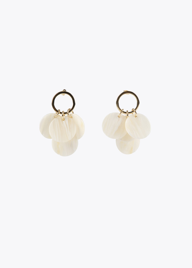 Earrings with pearly pieces
