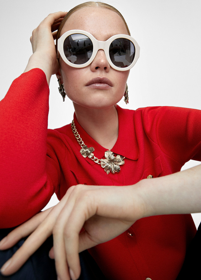 Goldfarbene Halskette mit Blumenprint