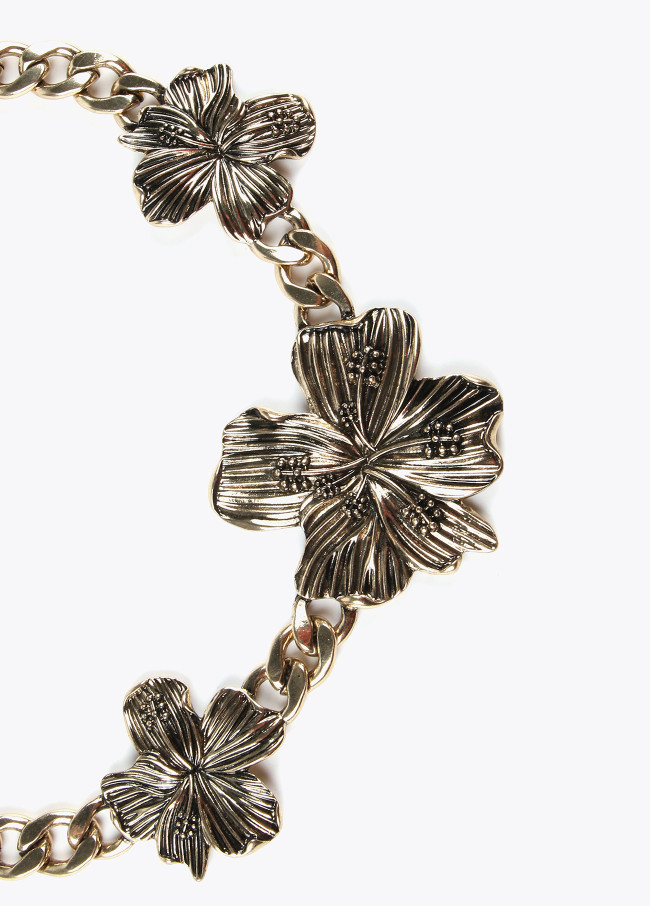 Collana dorata con fiori
