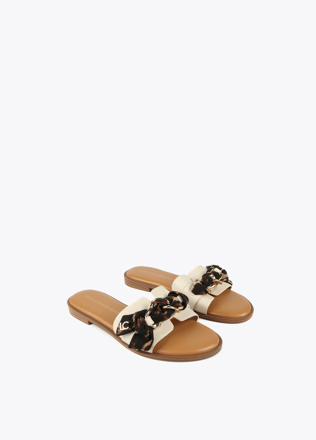Sandálias tipo pala com animal print