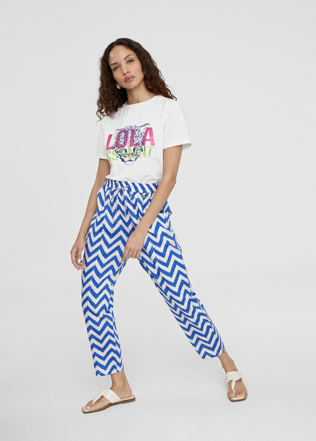 T-shirt with Lola print positioning