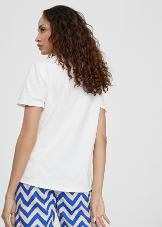 T-shirt with Lola print positioning