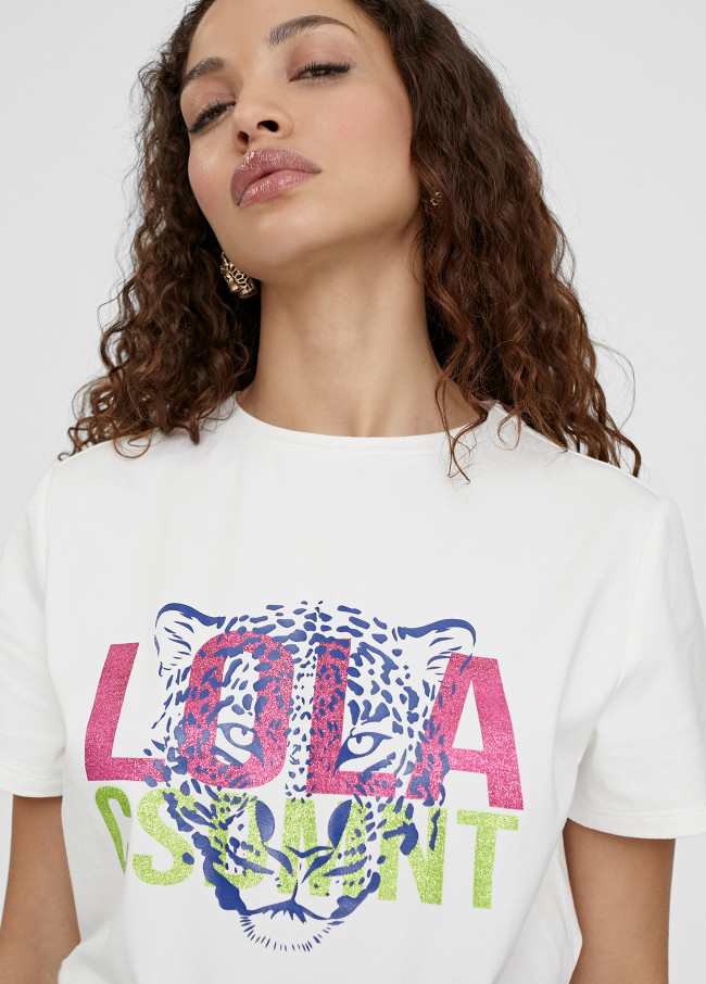 T-shirt with Lola print positioning