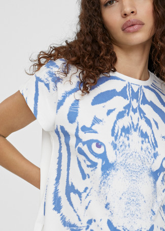 T-shirt with tiger positioning