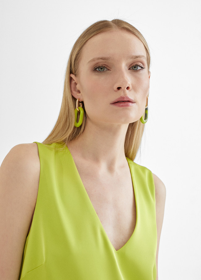 Top largo con aberturas