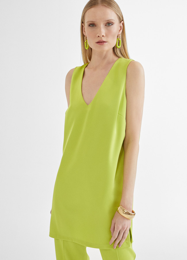 Top largo con aberturas