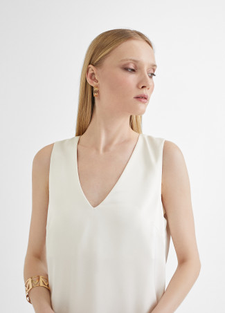 Top comprido com aberturas